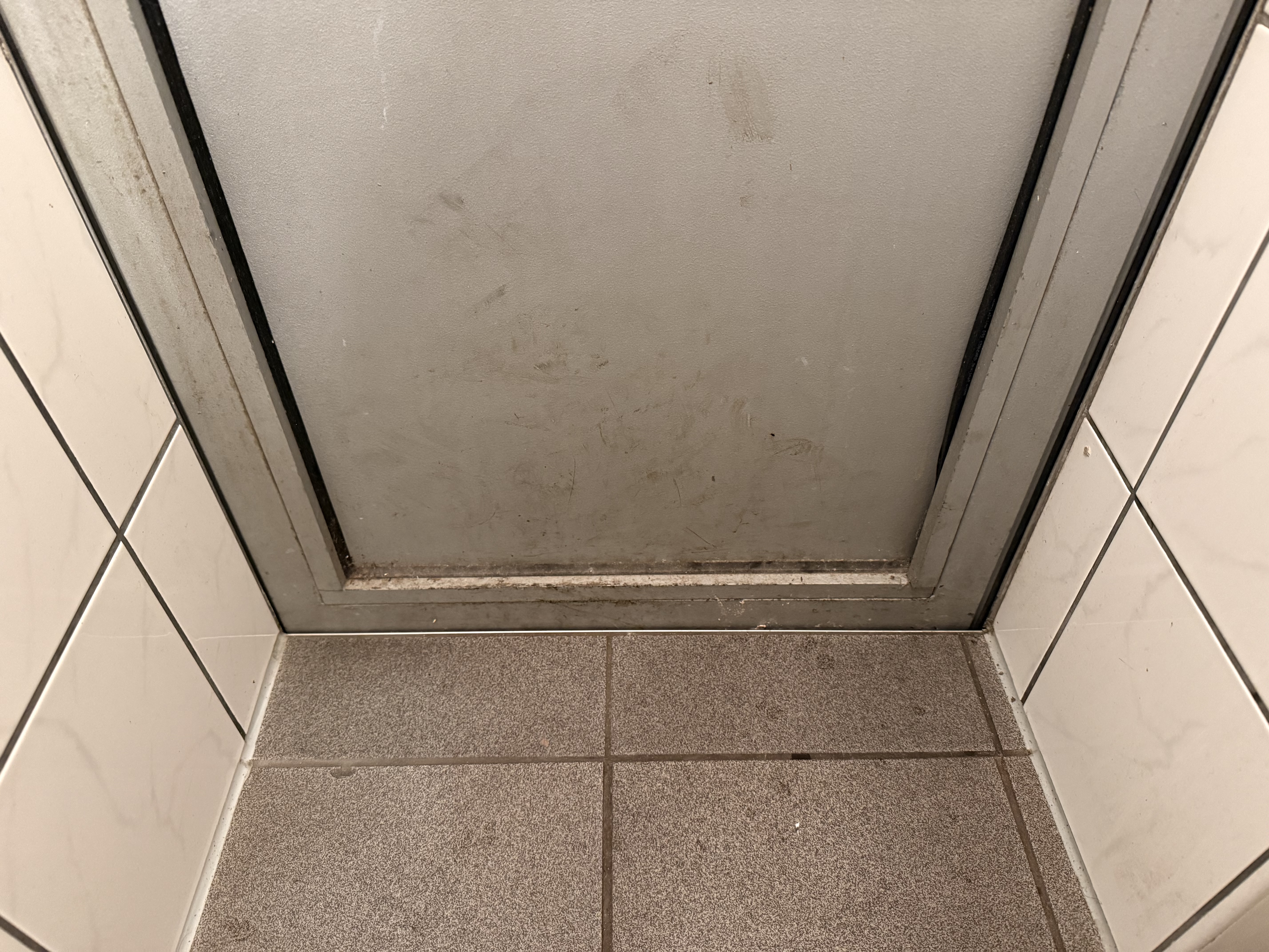 Toilettentüren Nr. 300: Straßenbahnhaltestelle Staufenplatz, Düsseldorf / Deutschland (2025)