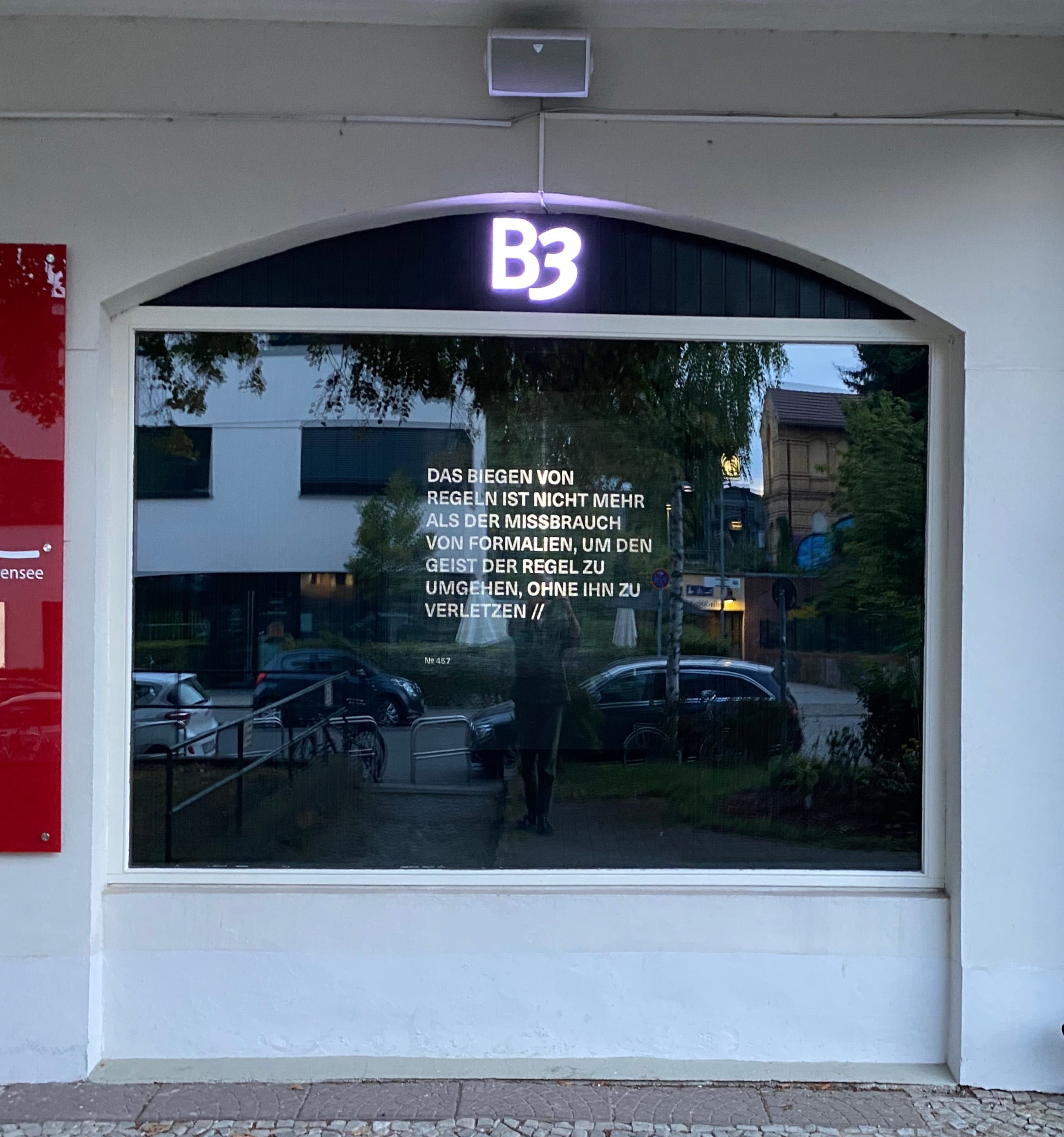 ÜBERSCHRIFTEN in der Berlin Black Box (2023): DAS BIEGEN VON REGELN IST NICHT MEHR ALS DER MISSBRAUCH VON FORMALIEN, UM DEN GEIST DER REGEL ZU UMGEHEN, OHNE IHN ZU VERLETZEN // (Foto: Manuel Schroeder)